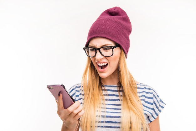 Geschokt gefrustreerde jonge vrouw met telefoon