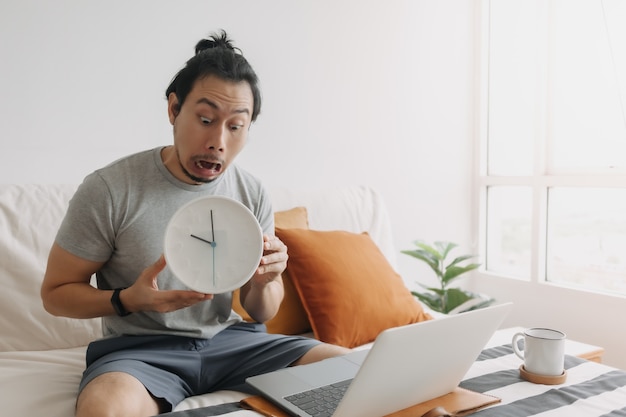 Geschokt gezicht man kan het werk niet afmaken tegen de deadline