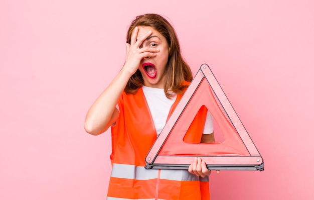 Geschokt kijken, bang of doodsbang om het gezicht met de hand te bedekken