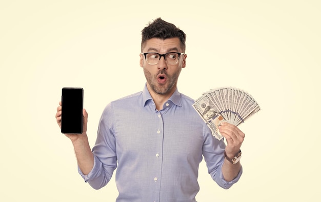 geschokt man die contant geld en smartphone toont man die onzeker is over het betalen in contant geld