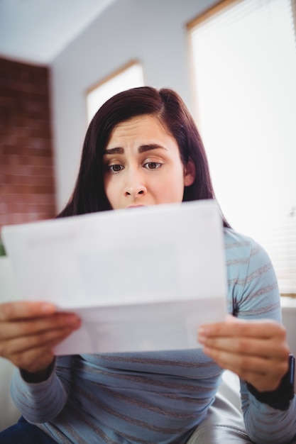 Geschokt mooie vrouw met brief