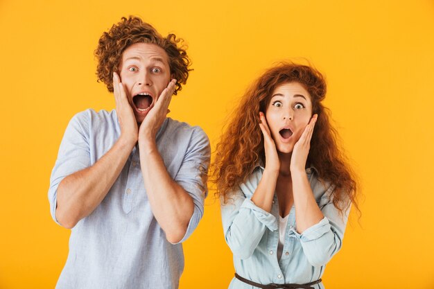 Geschokt opgewonden vrienden liefdevolle paar