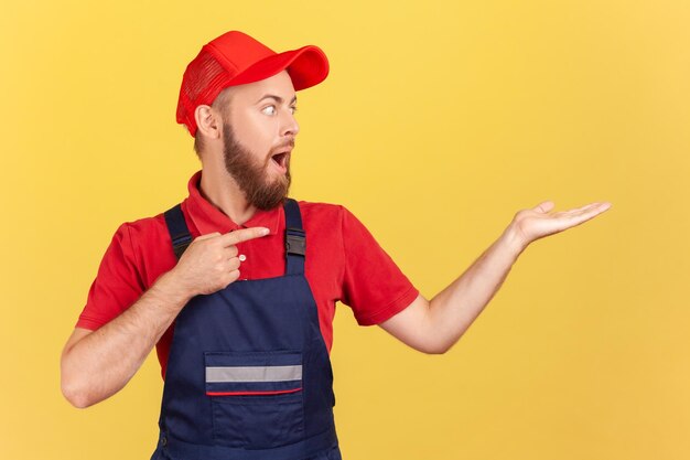 Geschokt verraste werknemer die staat en kopieerruimte presenteert voor advertenties op zijn handpalm
