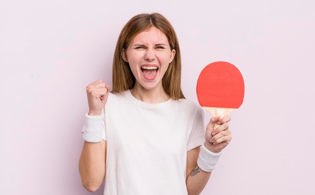 Geschokt voelen lachen en succes vieren