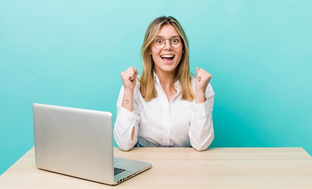 Geschokt voelen lachen en succes vieren