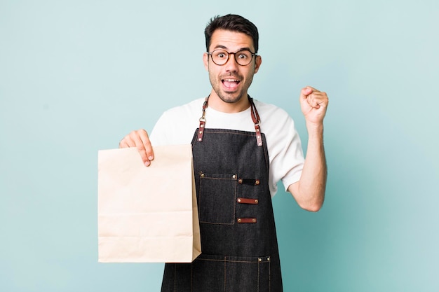 Geschokt voelen lachen en succes vieren