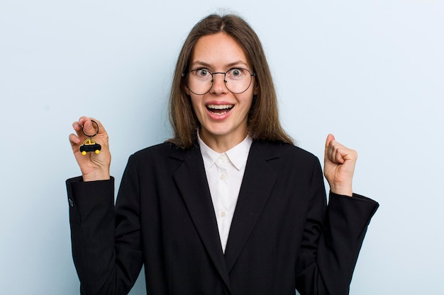 Geschokt voelen lachen en succes vieren