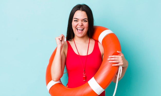 Geschokt voelen lachen en succes vieren