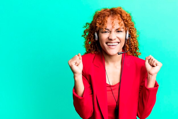 Geschokt voelen lachen en succes vieren