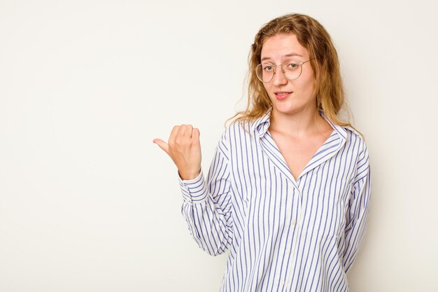 Foto geschokt wijzen met wijsvingers naar een kopieerruimte