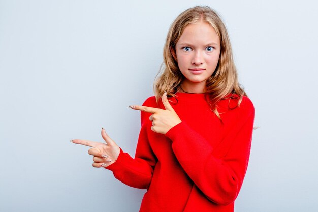 Geschokt wijzen met wijsvingers naar een kopieerruimte