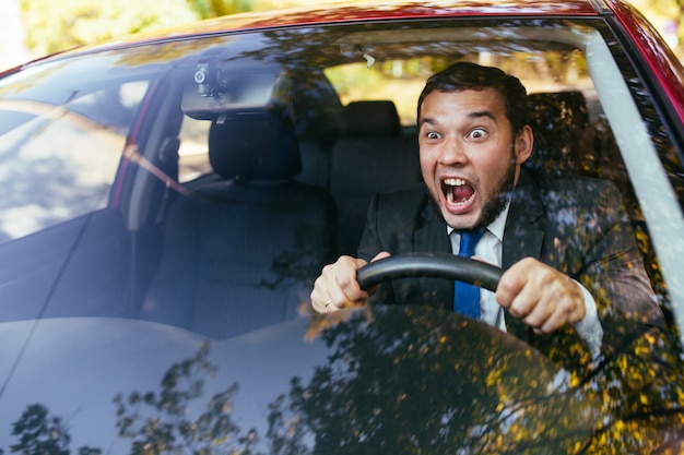 Geschokte chauffeur in de auto