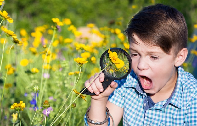 Geschokte jongen met vergrootglas