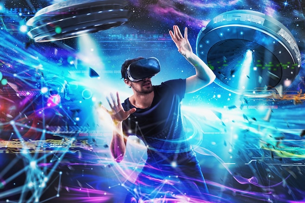 Geschokte jongen speelt met online ufo-videogames. Concept van technologie en entertainment