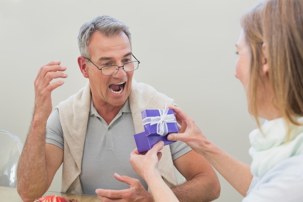 Geschokte man die gift door vrouw ontvangt