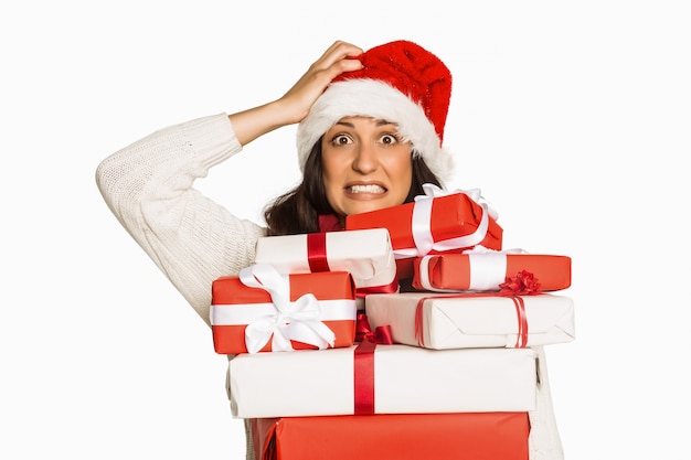 Geschokte vrouw met kerstcadeautjes