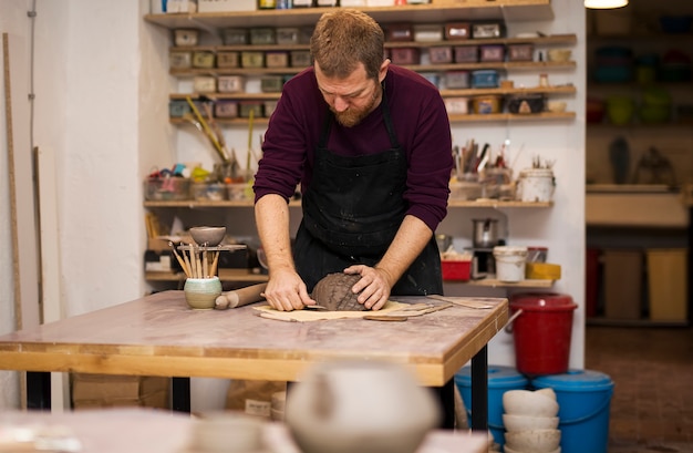 Geschoolde meester die kleiprofielen voorbereidt op nieuwe creaties