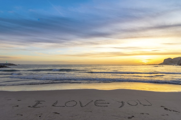 Geschreven, ik hou van je in het zand op het strand