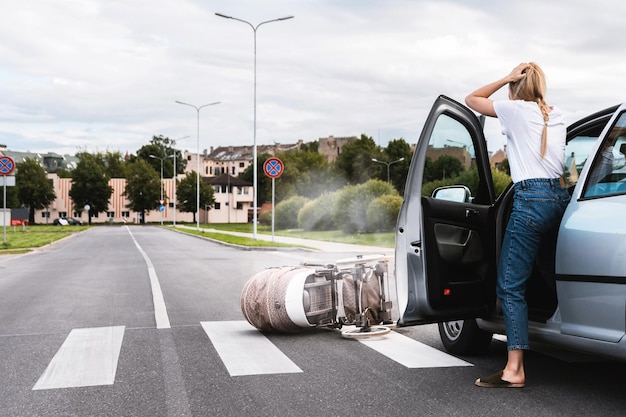 Geschrokken chauffeur na auto-ongeluk met kinderwagen op zebrapad