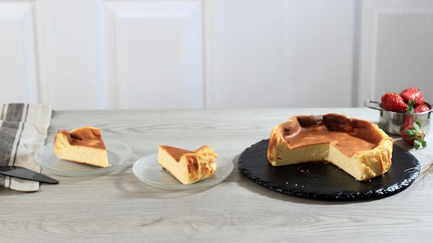 Geselecteerde Focus Baskische verbrande cheesecake op witte keukenachtergrond, virale cheesecake