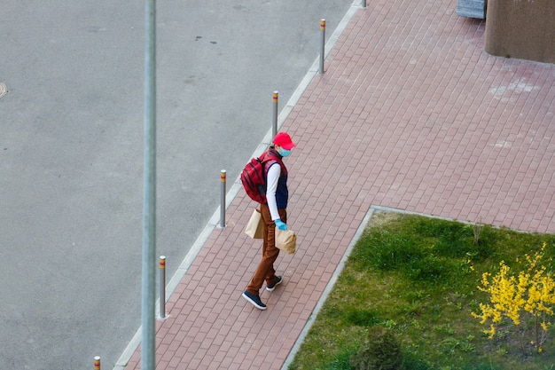 Foto geselecteerde focus, europese mensen staan in de rij op straat buiten supermar