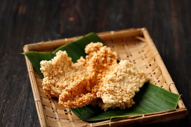 Geselecteerde Focus Intip Nasi of rijstkorst Populaire Indonesische snack