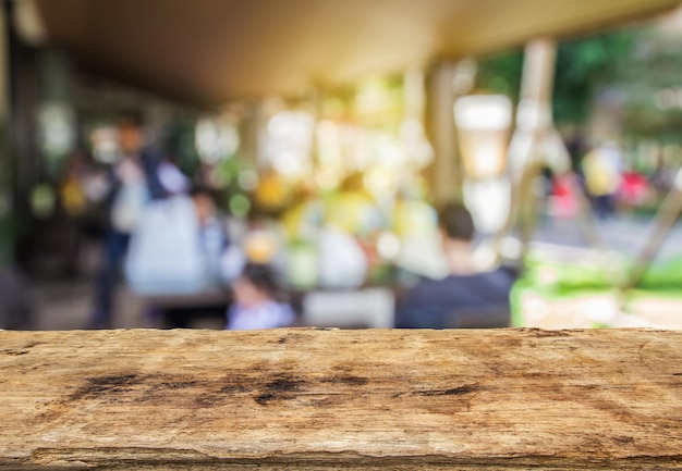 Geselecteerde focus perspectief houten tafel met wazige achtergrond