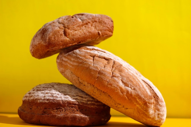 Geselecteerde Focus vers gebakken gestapeld zuurdesem rustiek brood op gele tafel