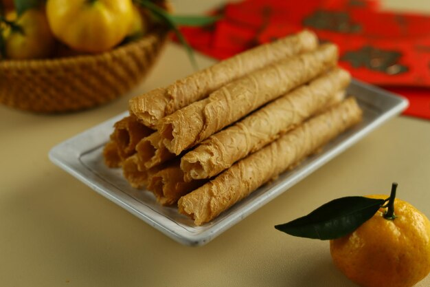 Geselecteerde Focus Waffle Egg Roll geserveerd op een witte plaat met ang bao voor een feestelijk maanjaar