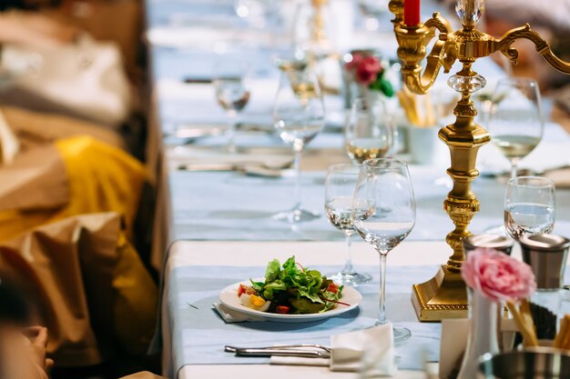 Geserveerd banket restaurant tafel met salade