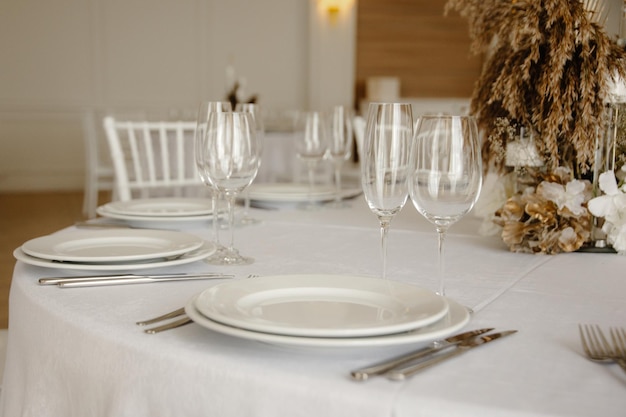 Geserveerd eettafel in een restaurant Restaurant interieur tafel setting voor een diner.