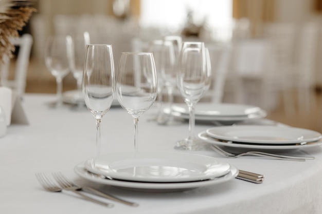 Geserveerde eettafel in een restaurant Restaurant interieur tafel setting voor een diner