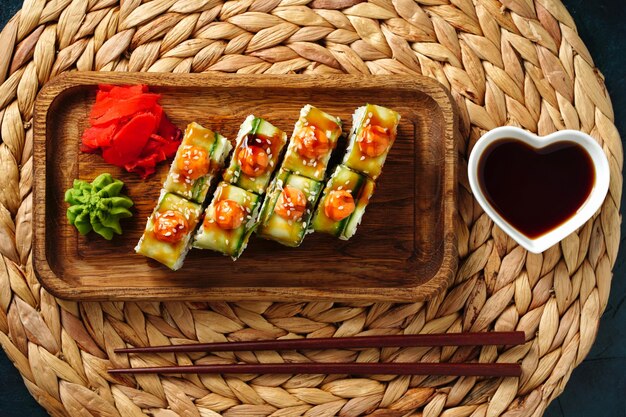 Geserveerde Japanse broodjes gewikkeld in komkommer met pikante saus bovenaanzicht Hoge kwaliteit foto