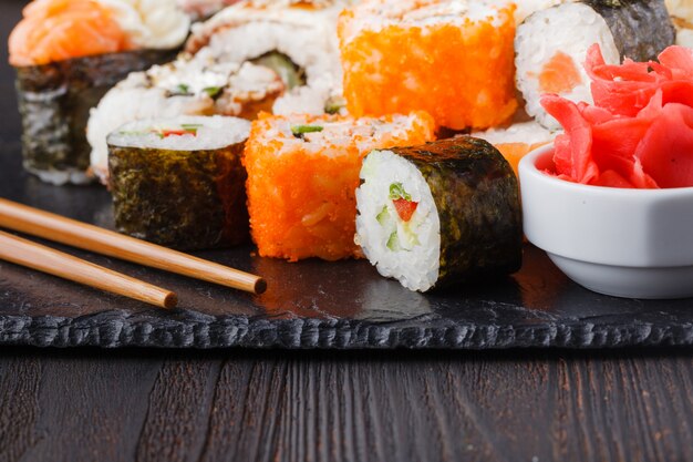 Geserveerde sets sushi rolletjes met vis, rijst, roomkaas en groenten