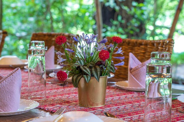 Geserveerde tafel en rotanstoelen op een leeg restaurantterras Tanzania Afrika