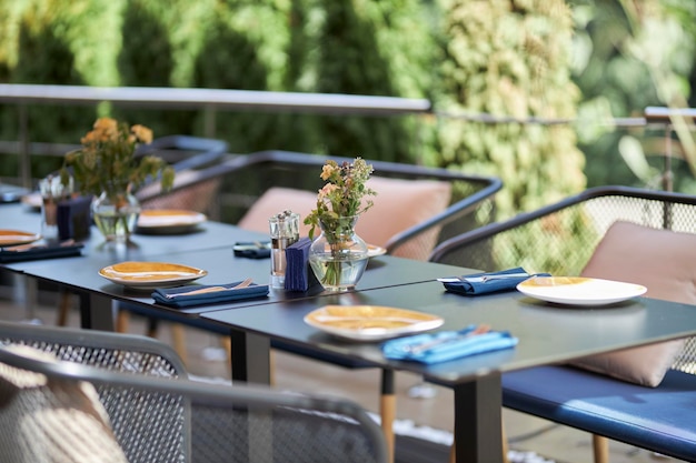 Geserveerde tafel Op tafel staan borden, borden en glazen