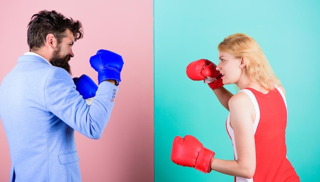 Geslachtsgelijkheid. Zakenman en atletische vrouw hebben boksgevecht. Paar verliefd concurreren in boksen. Paar vrouwelijke en mannelijke boksers die vechten in strijdhandschoenen. Seksediscriminatie of overheersing.