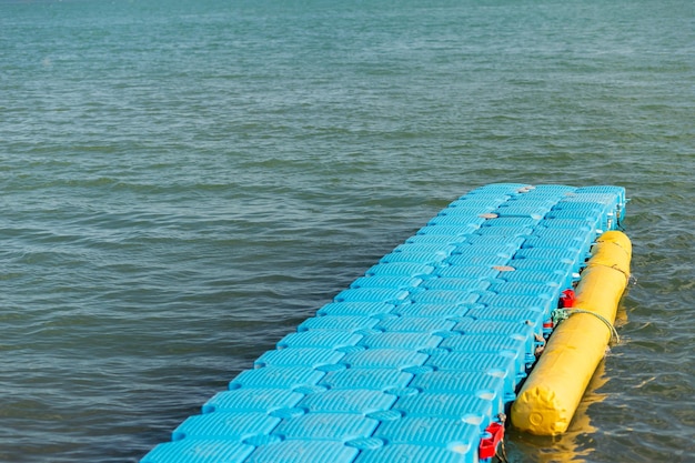 Gesleept jetski-dok op blauwe zee achtergrond