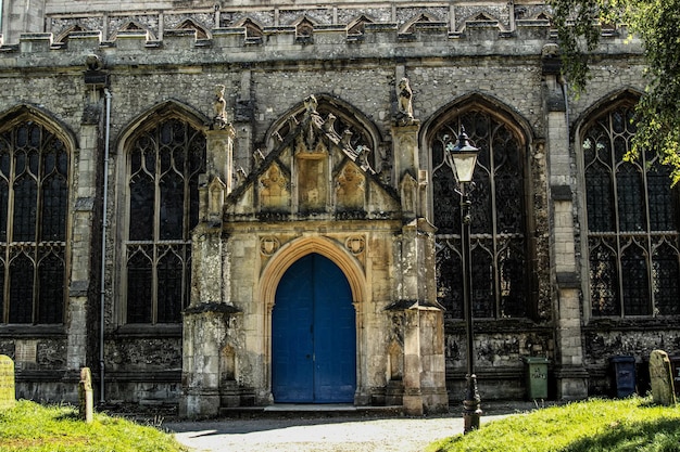 Gesloten blauwe boogdeur van de kerk tijdens een zonnige dag