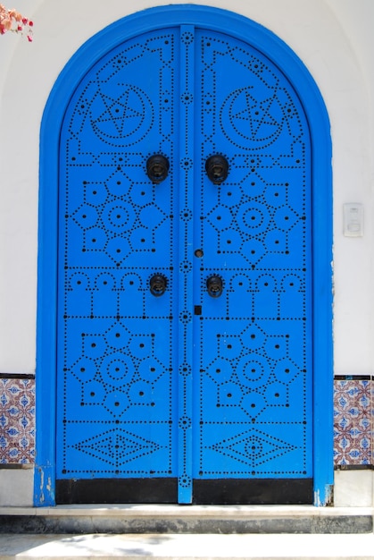 Foto gesloten blauwe deur van het gebouw