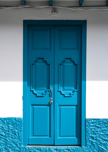 Gesloten blauwe deur van het huis