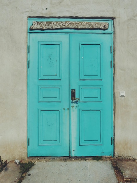 Gesloten blauwe deur van het huis