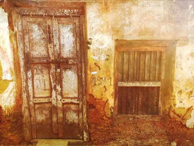 Foto gesloten deur van oud gebouw.
