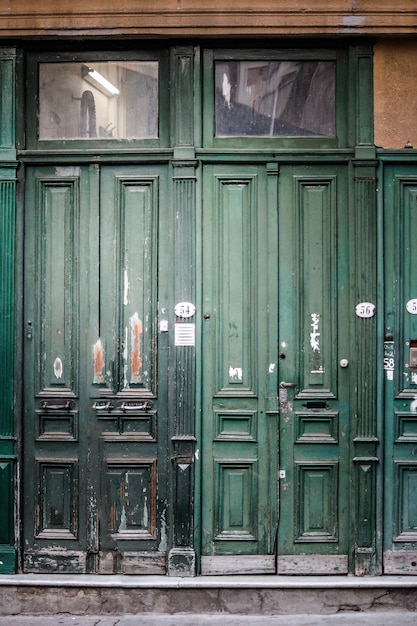 Gesloten deur van oud gebouw.