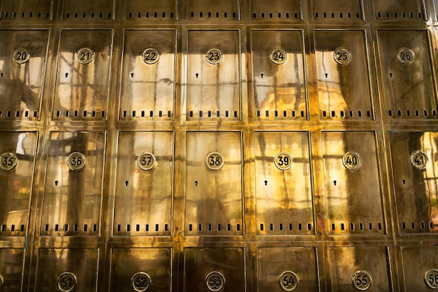 Gesloten gouden postbussen met nummers in cirkels bankwezen beveiligingsservice concept kluisjes po box