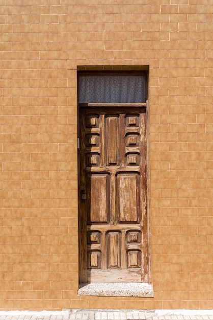 Gesloten houten deur bruin woonhuis
