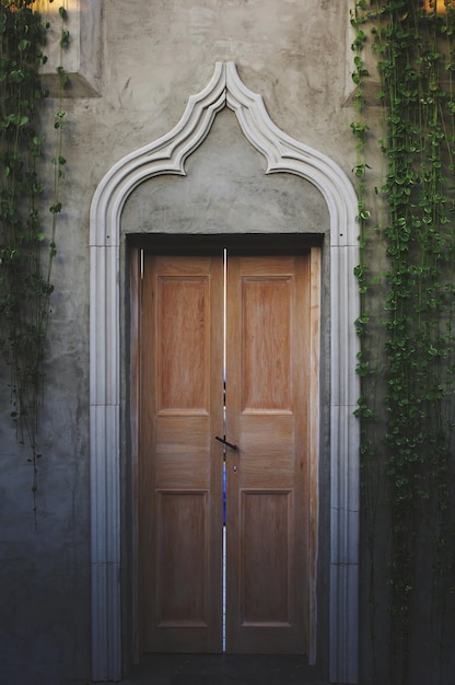 Gesloten houten deur van een historisch gebouw