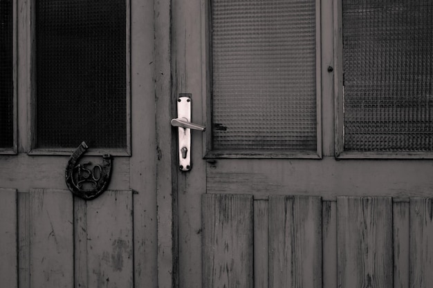 Foto gesloten houten deur van een oud huis.