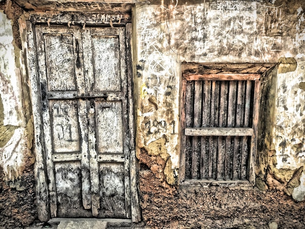 Foto gesloten houten deur van het huis
