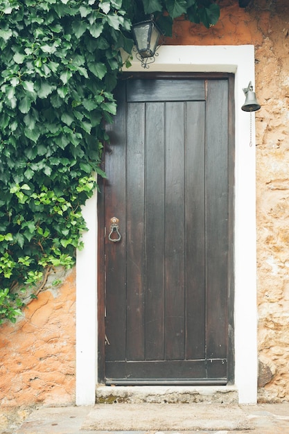 Foto gesloten houten deur van het huis